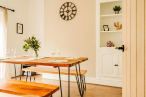 Beautiful Home Away From Home - 3 Bedrooms - 6 Beds - Sleeps 7 - Free Parking